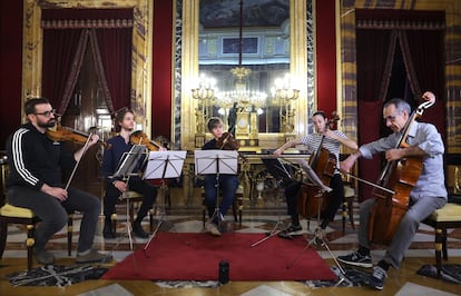 Los cinco 'stradivarius' de las Colecciones Reales del Palacio Real durante el proceso para sacarlos de las urnas donde se encuentran, y ser afinados antes de un concierto a cargo del Quinteto Palatino.