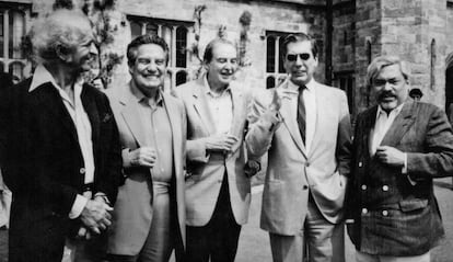 El pintor peruano Fernando de Szyszlo, a la izquierda, junto a los escritores Octavio Paz, Damián Bayón, Mario Vargas Llosa y Guillermo Cabrera Infante.