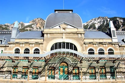 La fachada de la antigua estación de Canfranc.