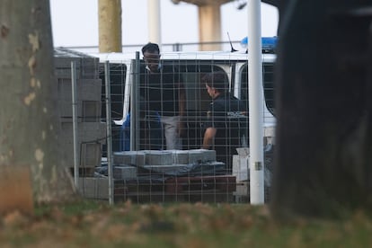 Un migrante recién llegado en patera a Mallorca, tras ser trasladado por la Policía Nacional al parque situado junto al puerto de cruceros y ferris de Palma.