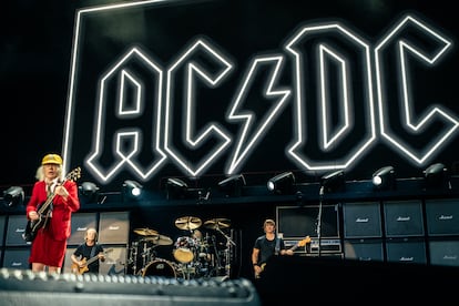 Desde la izquierda: Angus Young (guitarra), Stevie Young (guitarra), Matt Laug (batería) y Chris Chaney (bajo), anoche en Madrid. 