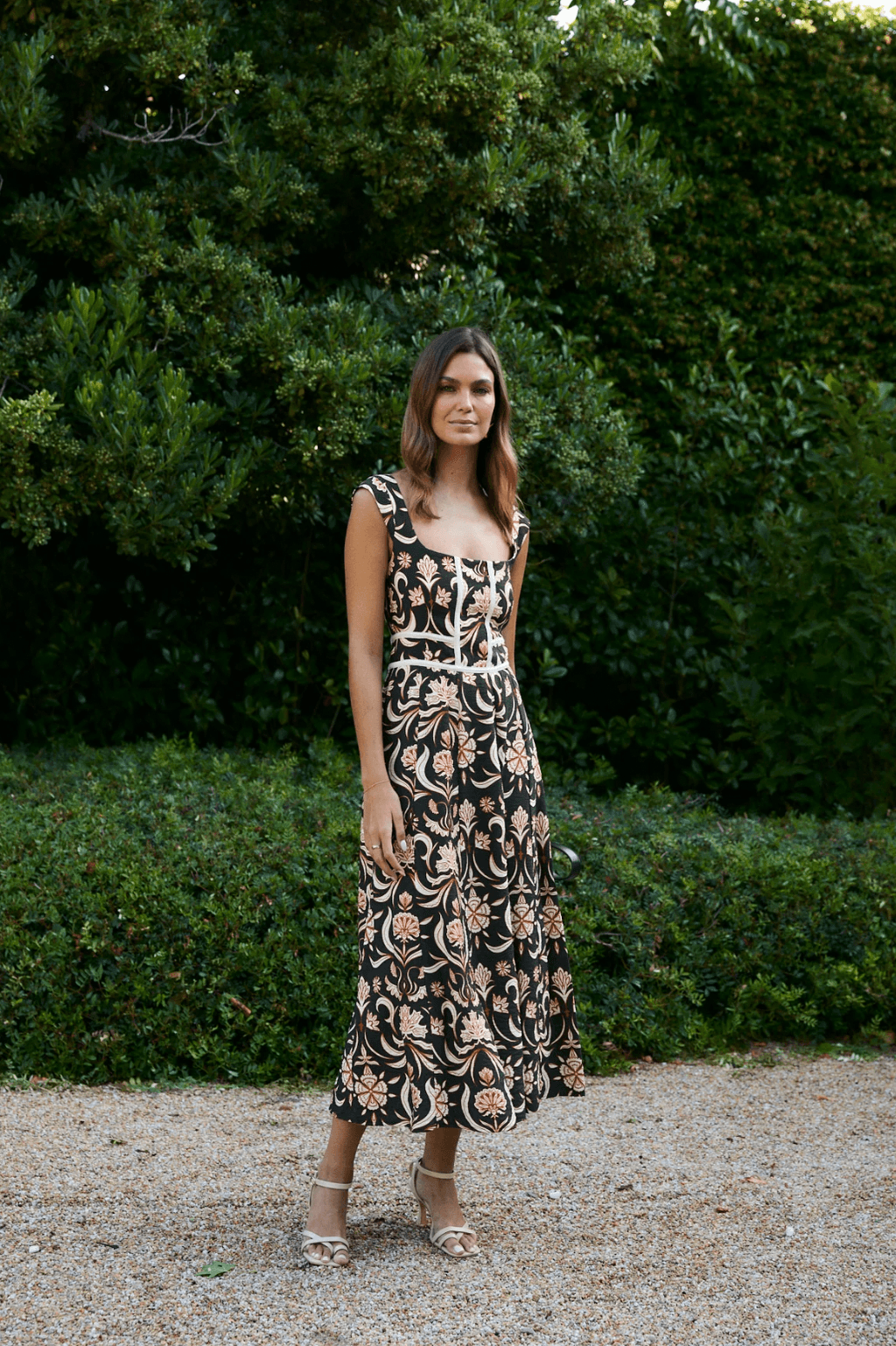 Escote francs la tendencia silenciosa  que est conquistando los vestidos de invitada de nuestras firmas favoritas