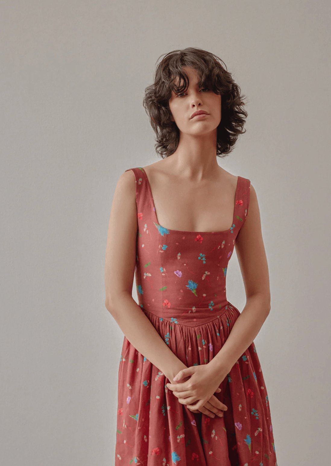 Escote francs la tendencia silenciosa  que est conquistando los vestidos de invitada de nuestras firmas favoritas