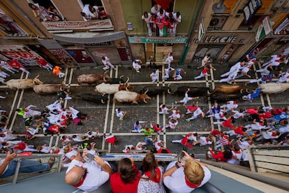 Vecinos y turistas observan desde los balcones el encierro.