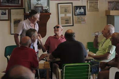 Domingo Tomás juega a una partida de dominó con sus amigos en el bar La Campaña.