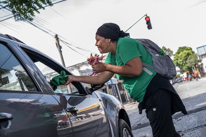 Marisol vende piruletas en las calles del centro histórico de Ciudad de Guatemala para financiar su viaje de regreso a Colombia, el 4 de julio de 2025.