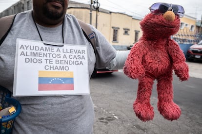 Pablo, migrante venezolano solicitante de asilo político en Guatemala, muestra la marioneta de Elmo con la que trabaja en las calles del casco histórico para poder mantener a su familia, el pasado 4 de julio.