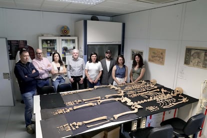 El equipo de investigación con los restos del yacimiento.