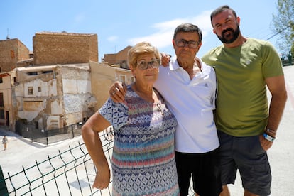 José Ángel Rodríguez (drcha.) junto a sus padres Angelita y Pitoño testigos directos de la tragedia de Letur. A sus espaldas, una casa dañada. 