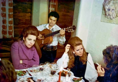 Christina Onassis y Marina Tchomlekdjoglou, en St. Moritz, en 1971.