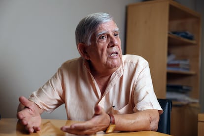 Félix López Rey, concejal de Más Madrid, distinguido por 50 años de luchas vecinales y que deja la política activa, fotografiado en su despacho del ayuntamiento de Madrid.