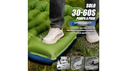 Colchoneta para camping sobre fondo blanco.