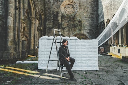 La artista Zehra Dogan con su obra 'Barricade' (2025). 