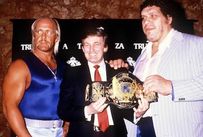 Los luchadores Hulk Hogan y André The Giant junto a Donald Trump en 1990, en un acto celebrado en uno de los hoteles del actual presidente de Estados Unidos.