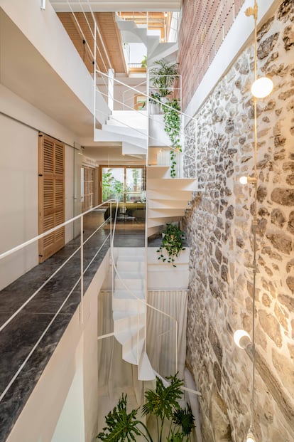 Una escalera recorre el patio interior para unir las cuatro plantas que componen la casa.