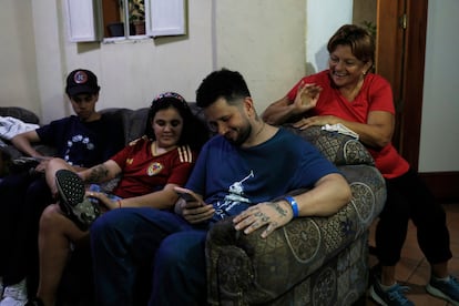 Arturo, acompañado de su familia, en Venezuela, el 22 de julio.