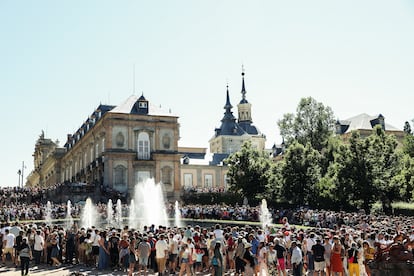 Durante el año, se llevan a cabo tres días de funcionamiento oficial: 30 de mayo, 25 de julio, y 25 de agosto. El recorrido, que cuenta con siete fuentes, se inicia en la fuente de la Selva.