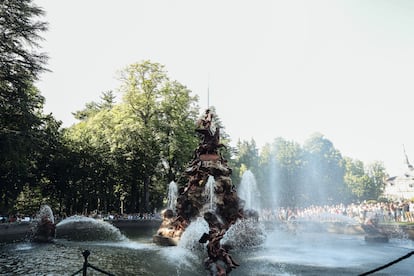 La fuente de la Fama representa a Pegaso llevando sobre sus alas a la Fama.