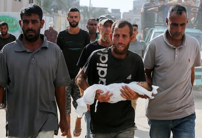 Fadi Al Najjar sostiene en brazos el cadáver de su hijo Yahya, un niño de tres meses, muerto por malnutrición, en Jan Yunis, Gaza, el pasado 20 de julio.