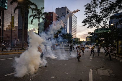 Manifestantes se enfrentan a la Guardia Nacional Bolivariana (GNB), el 29 de julio de 2024, en Caracas..