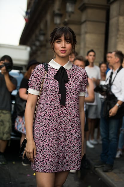 El vestido de cuello bebé y lazada que la marca italiana Miu Miu revivió en 2018 también está en el armario de Ana de Armas.