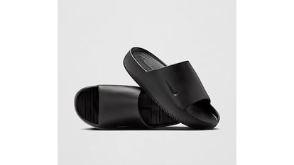 Chanclas Nike sobre fondo blanco.