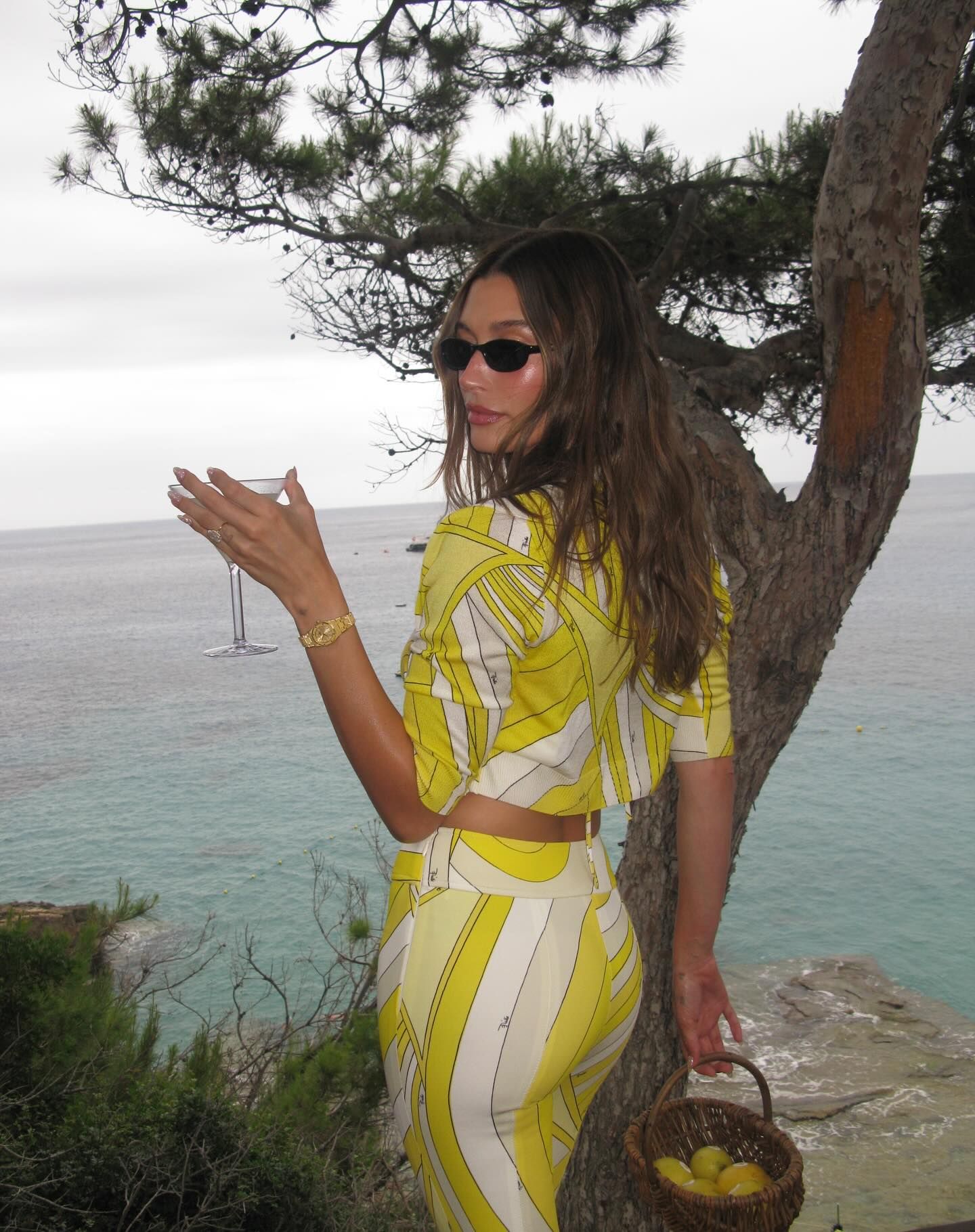 Adiós amarillo mantequilla hola amarillo limón Hailey Bieber confirma en Mallorca que este ser el nuevo color en...