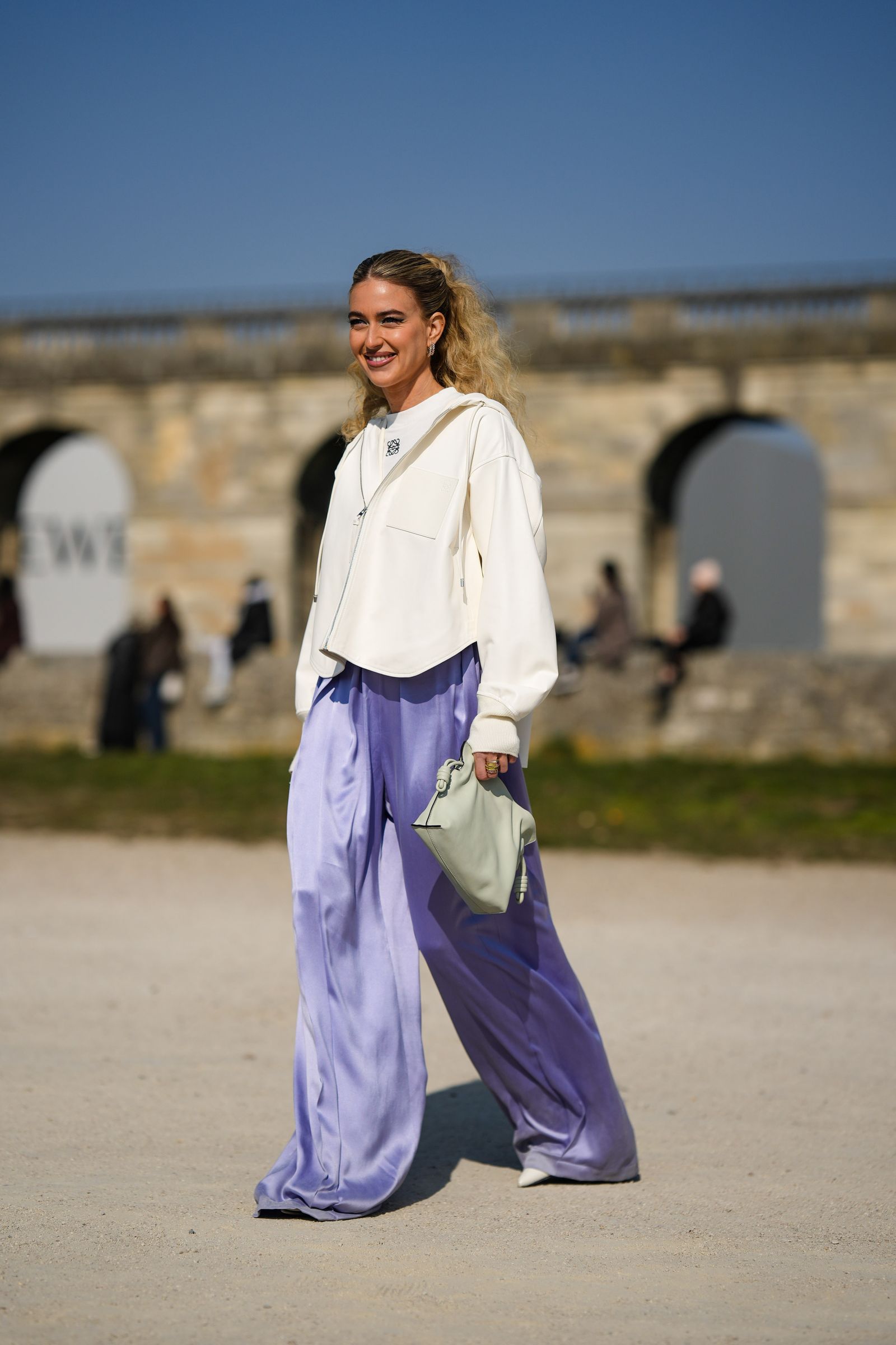 pantalones anchos satinados tendencias