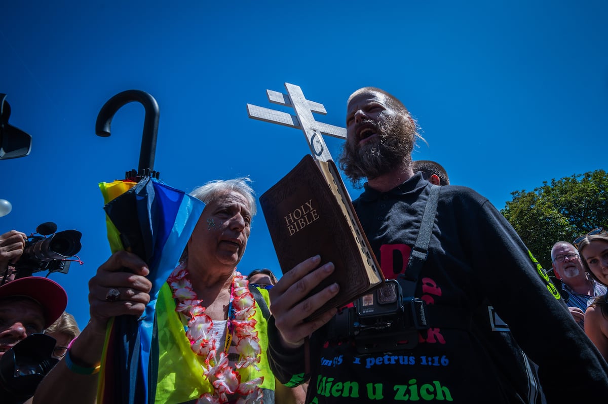 Un manifestantes portando la Biblia protesta en contra de la marcha del Orgullo de Budapest, el sábado 28 de junio.
