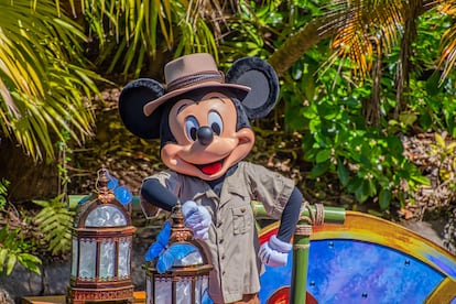 El personaje de Mickey Mouse caracterizado como un guía explorador de Disney Animal Kingdom.