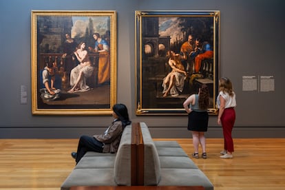 Los cuadros 'Betsabé y David' y 'Susana y los viejos', de Artemisia Gentileschi, expuestos en el Getty Center de Los Ángeles, California.