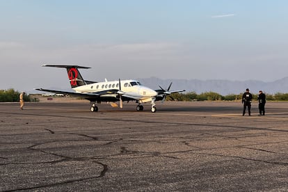 El avión donde fueron transportados Ismael "el Mayo" Zambada y Joaquín Guzmán López, en Santa Teresa, Nuevo México (Estados Unidos), el 27 de julio de 2024. 