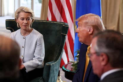Ursula von der Leyen sentada junto a Donald Trump, este domingo en Escocia.