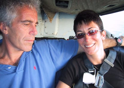 Desde la izquierda: Jeffrey Epstein y Ghislaine Maxwell en una imagen sin datar.