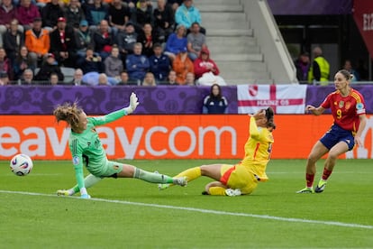 Esther González marca ante Bélgica el pasado lunes tras definir en el mano a mano ante la portera Lichtfus.