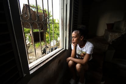 Donde Jenny pasa la mayor parte del tiempo en su casa, cómo esperando a que pase algo.
28 de julio de 2025, en Arroyo Naranjo, La Habana (Cuba).