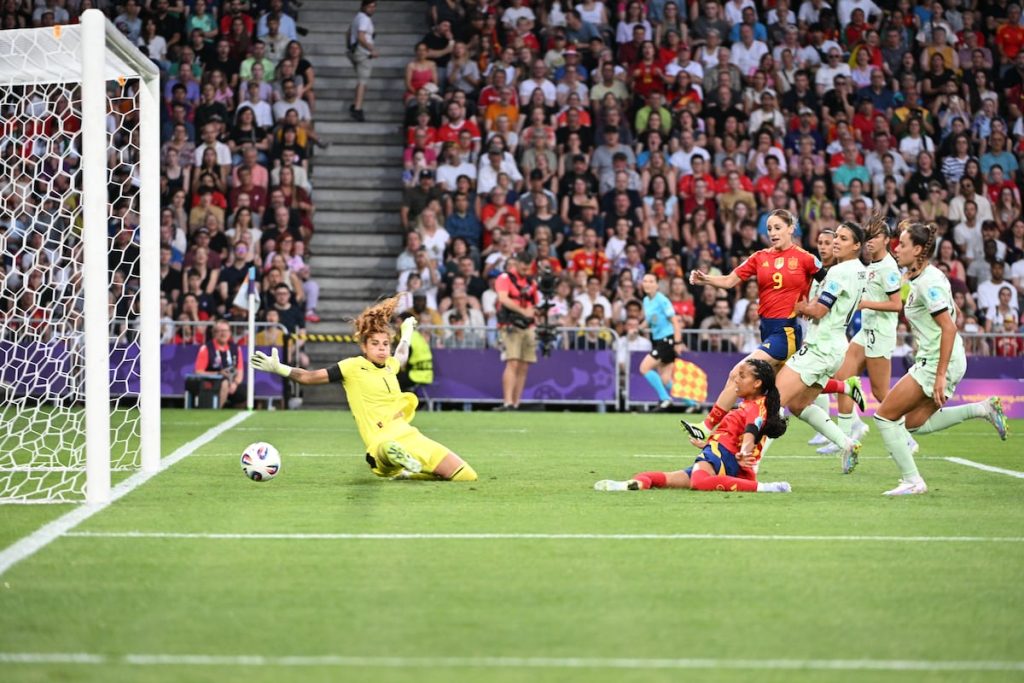 Vicky López anota el segundo gol.
