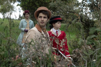 Nadia de Santiago, Álvaro Mel e Isa Montalbán, en el séptimo episodio de 'Manual para señoritas'.