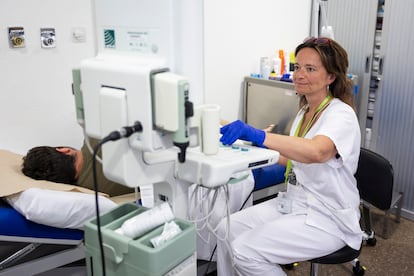 Vela, en la consulta ambulatoria de Salud Anal y Sexual del Hospital Germans Trias i Pujol, en Badalona. 