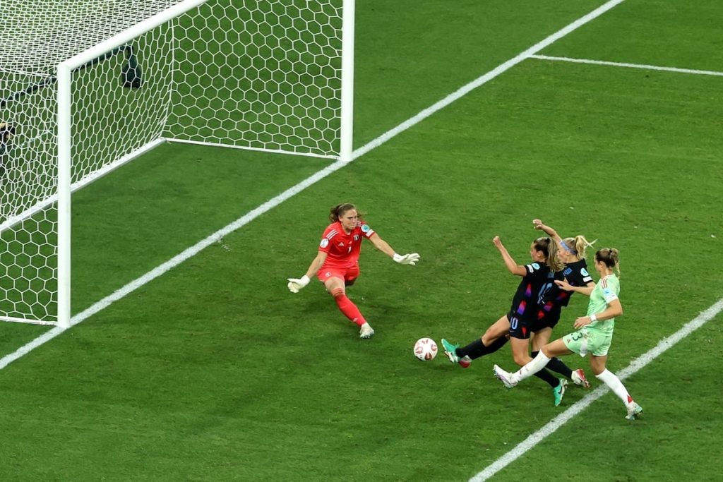 Chloe Kelly anota el segundo gol de Inglaterra ante Italia este martes.