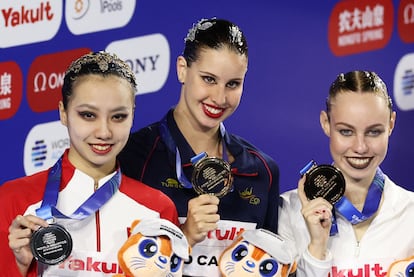 Iris Tió sujeta la medalla de oro junto a la medallista china que ha conseguido la plata, Xu Huiyan y la bielorrusa que ha conseguido la medalla de bronce, Vasilina Khandoshka.