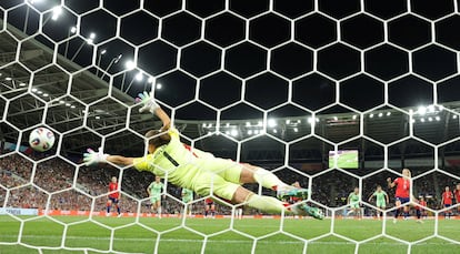 Ada Hegerberg marca de penalti el gol de la selección nórdica.