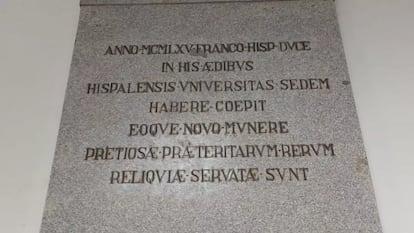 Antigua placa con la mención al 'Duce Franco' que se encontraba en uno de los patios del Rectorado de la Universidad de Sevilla y que la entidad ha sustituido por otra sin esa mención.