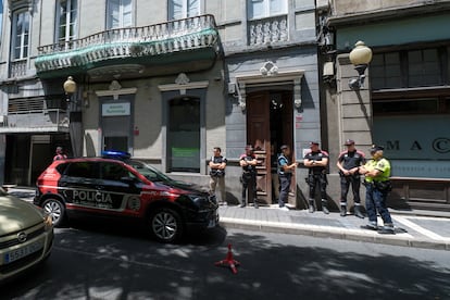 Agentes de la Policía Canaria registras por orden judicial la sede en Las Palmas de  Quórum Social 77.