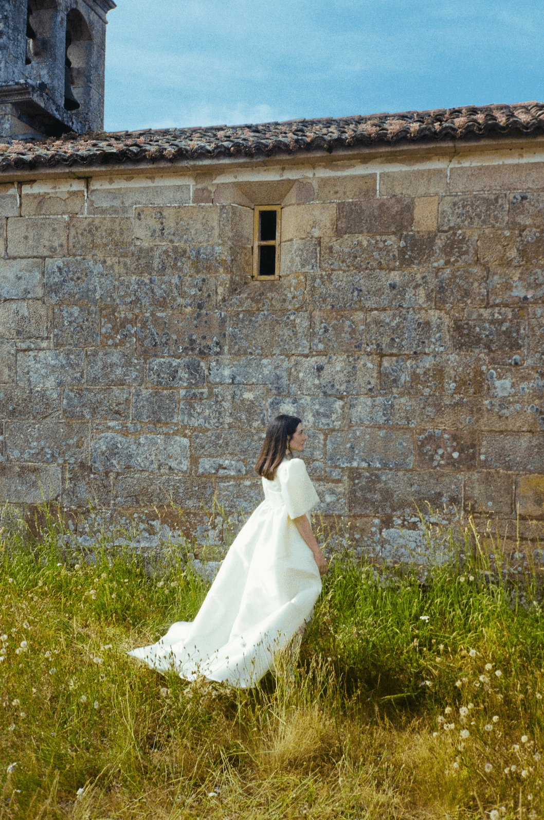 Natalia Ferviú con uno de sus vestidos de novia.