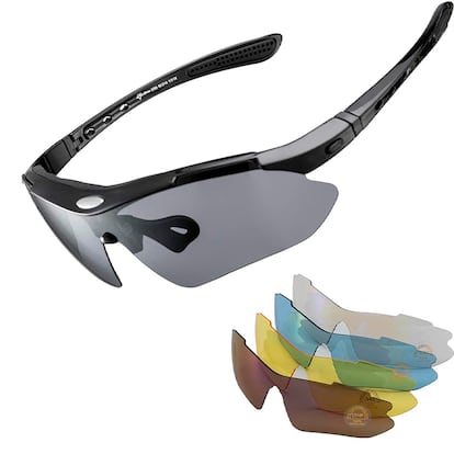Gafas de sol deportivas sobre fondo blanco.
