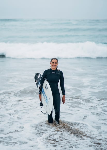 La surfista Nadia Erostarbe en la playa de Zarautz para un reportaje de El País Semanal.