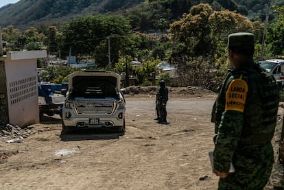 Un auto con impactos de bala en Jesús María, Culiacán, después del enfrentamiento por la detención de Ovidio Guzmán, 7 de enero de 2022.