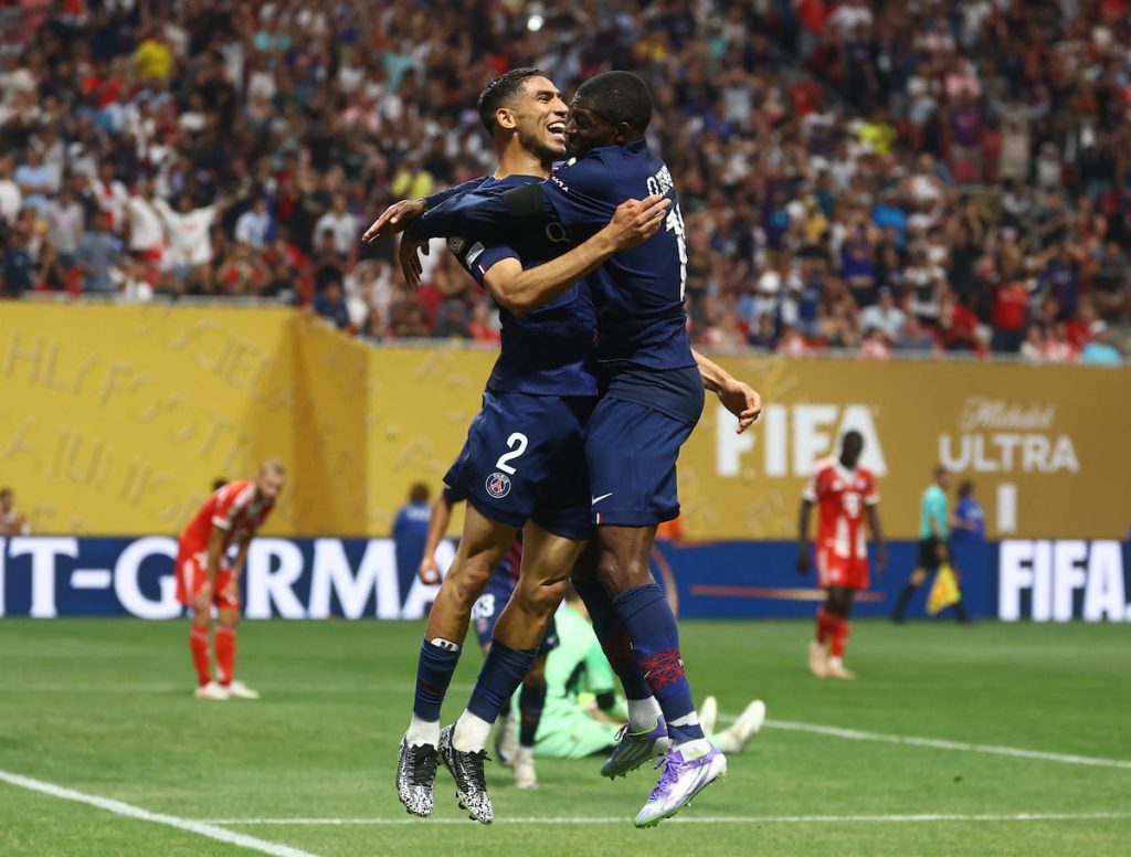 Hakimi y Dembélé celebran el gol de este último que significó el definitivo 2-0.