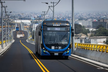 Una unidad del trolebús elevado Santa Marta - Chalco, en mayo de 2025.